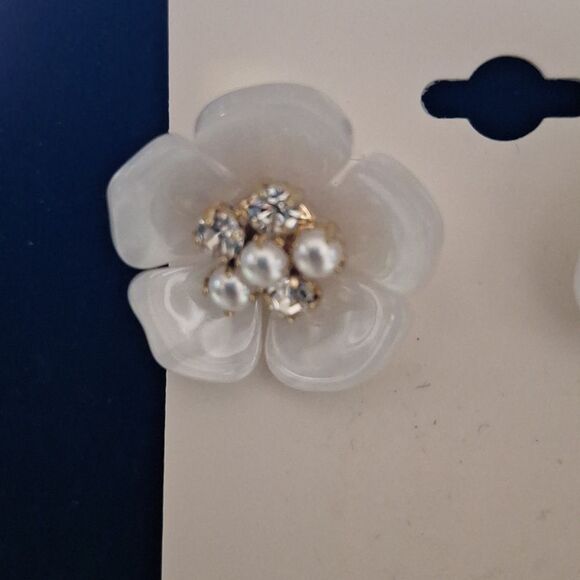 🎁White Floral Earrings With Pearl And Crystal Accents, ON 34TH - Picture 2 of 5